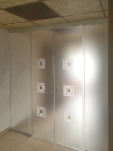 porta vetro scorrevole satinato scorrevoli in vetro esterno muro porte di vetrp vetra pordenone udine treviso venezia portogruaro vetrate artistiche formelle vetro fusione vetro (16) 